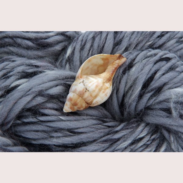 Wolle: "Naturwolle Michels" Tweed - handgesponnen im Schwarzwald - 100 g à 100 m - Nd 6-8 – Bild 3