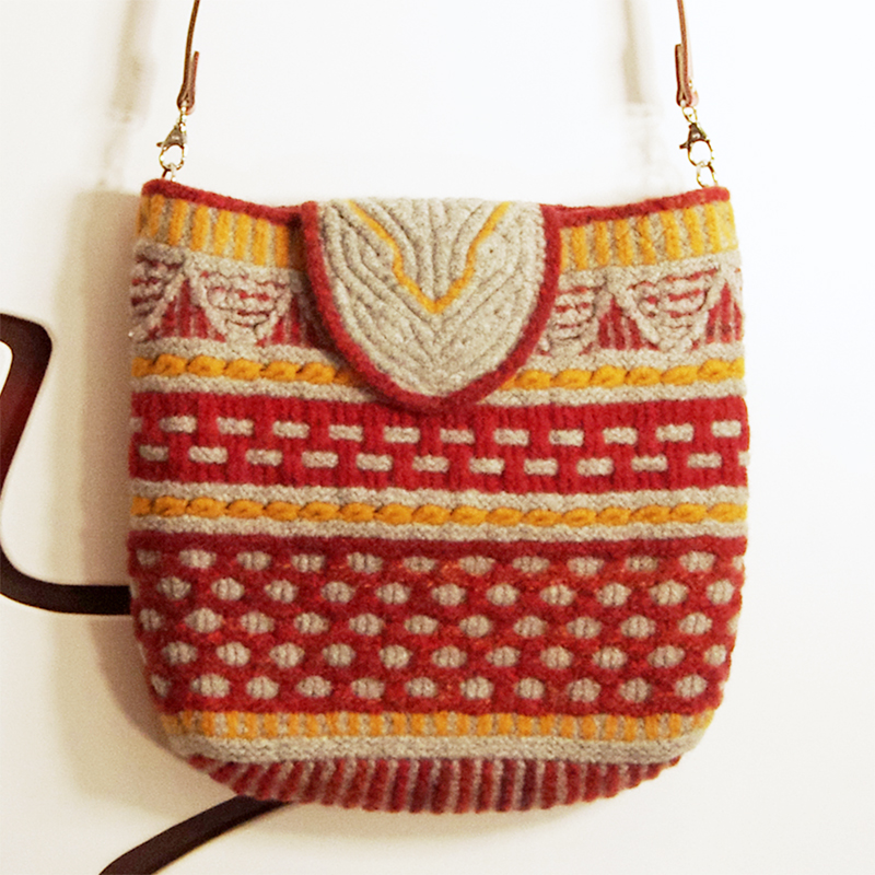 A play with … Tasche vor Schrank k q