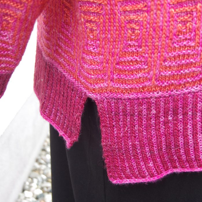 Oberteil: "Sunset Echo" in Größe M/L - Silky Merino & Susurro - Raglan, Schlitze, lange Ärmel - Rottöne – Bild 3
