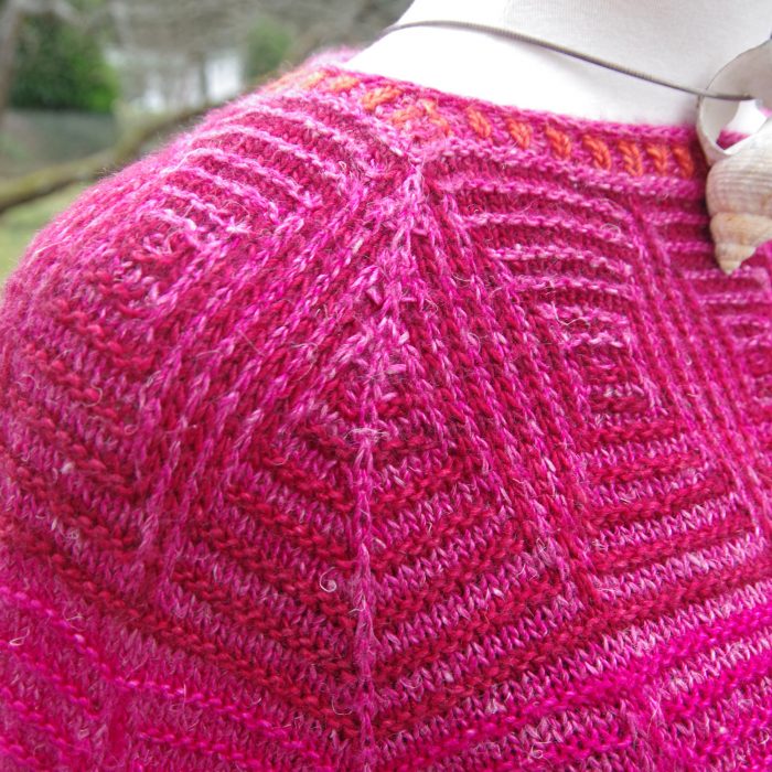 Oberteil: "Sunset Echo" in Größe M/L - Silky Merino & Susurro - Raglan, Schlitze, lange Ärmel - Rottöne – Bild 4