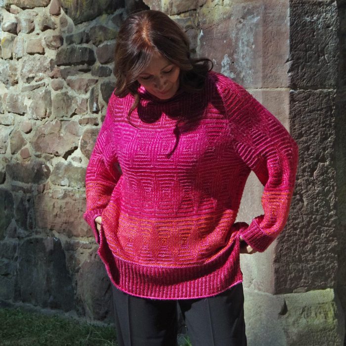 Oberteil: "Sunset Echo" in Größe M/L - Silky Merino & Susurro - Raglan, Schlitze, lange Ärmel - Rottöne