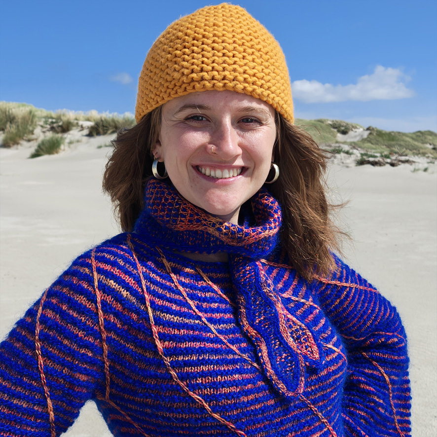 Oberteil-Ensemble: "Nordic Spiral"/ StrickStrand - Musterserie "Pisces" - Tunika, Gürtel-Kragen-Schal & Mütze - Portugiesische Wolle & Mohair - Blau & Orange – Bild 7