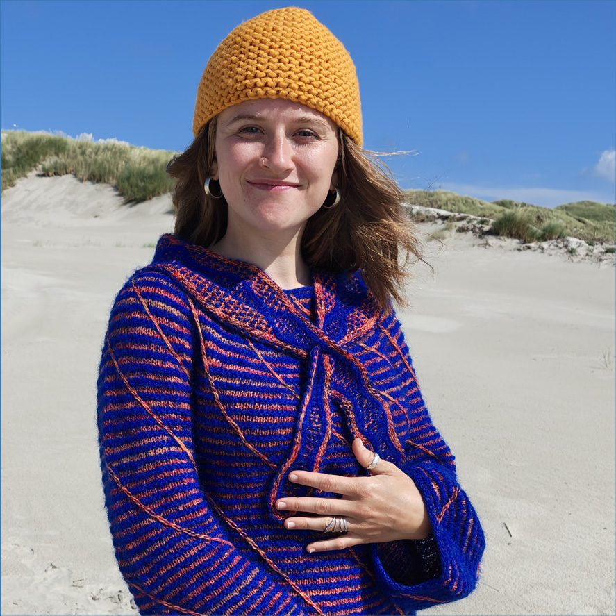 Oberteil-Ensemble: "Nordic Spiral"/ StrickStrand - Musterserie "Pisces" - Tunika, Gürtel-Kragen-Schal & Mütze - Portugiesische Wolle & Mohair - Blau & Orange – Bild 8