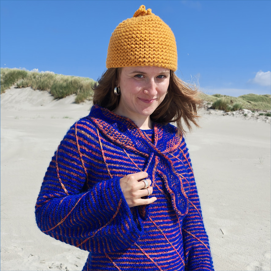 Oberteil-Ensemble: "Nordic Spiral"/ StrickStrand - Musterserie "Pisces" - Tunika, Gürtel-Kragen-Schal & Mütze - Portugiesische Wolle & Mohair - Blau & Orange – Bild 9
