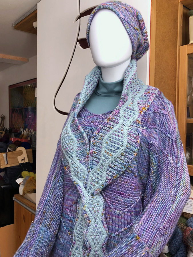 "Pisces" Ensemble aus Pulli, Cowl, Beanie & Barett im StrickStrandDesign - Feinmerino - malabrigo handgfärbt – Bild 2