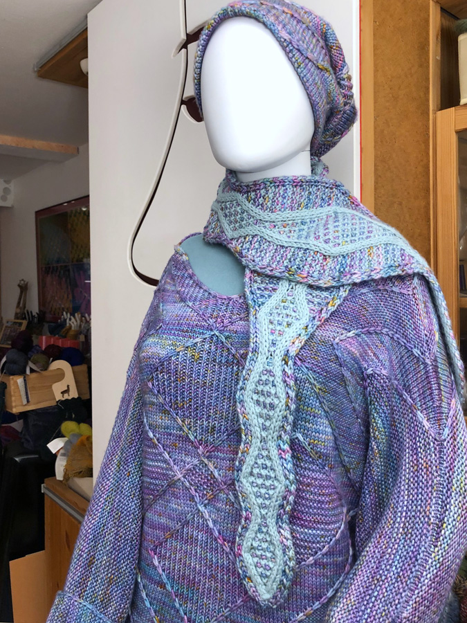 "Pisces" Ensemble aus Pulli, Cowl, Beanie & Barett im StrickStrandDesign - Feinmerino - malabrigo handgfärbt – Bild 5