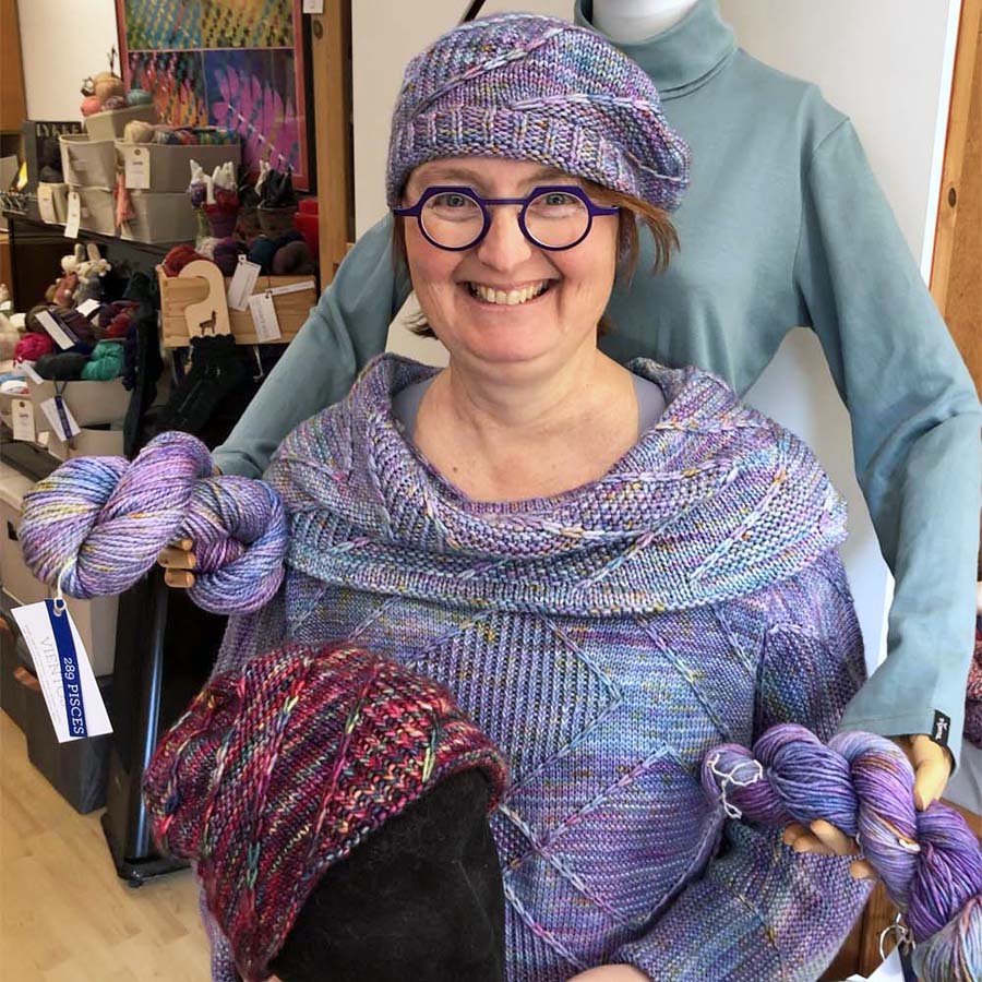 "Pisces" Ensemble aus Pulli, Cowl, Beanie & Barett im StrickStrandDesign - Feinmerino - malabrigo handgfärbt – Bild 3